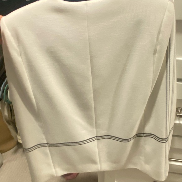 BCBG Cape Blazer w/ Fish Hook Front Closure - Picture 6 of 7